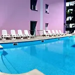 Serenity By The Pool-beahost Appartement